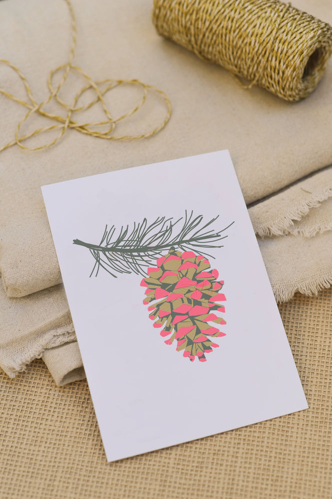Kiefernzapfen | Riso Postkarte | Weihnachten